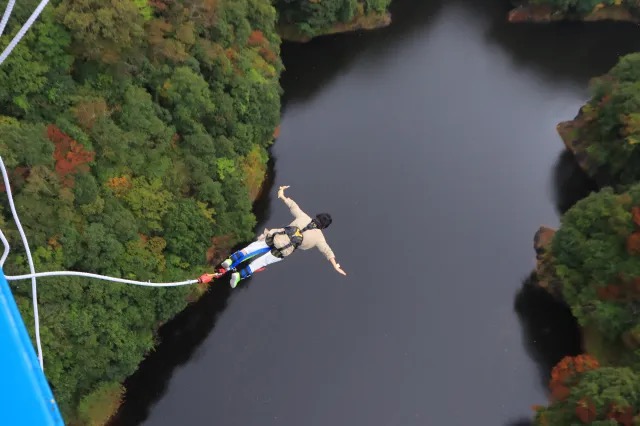 Bungee jumping in Japan at the longest pedestrian suspension bridge on ...