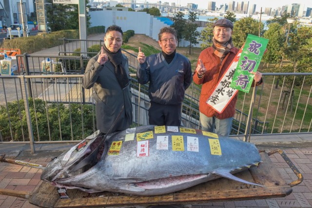Tokyo restaurant wins prized tuna at New Year auction for 114.2 million yen and serves it up to customers