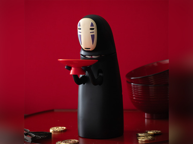 Spirited Away No Face piggy bank is back to talk, burp and play music as it munches coins 【Video】