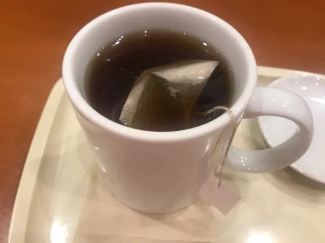 Do all big Japanese cafe chains just give you a tea bag when you order black tea? Let’s find out