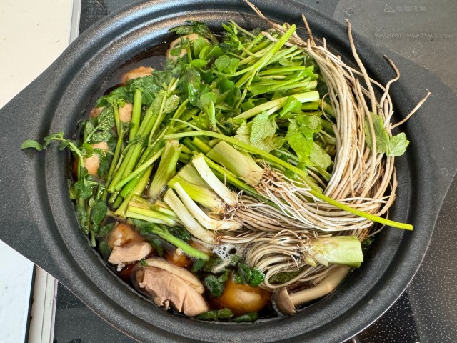 We make Miyagi Prefecture’s famous seri-nabe hotpot using ingredients bought in Sendai