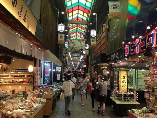 Kyoto’s Nishiki Market has great bento boxed lunches, and here are our top 3 picks