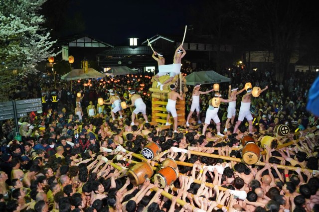 “Half-naked men only in loincloths” drum battle returns to Hida festival for first time in five years