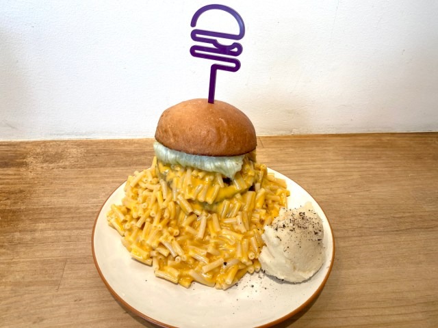Icon’s Mac & Cheese Burger contender for best burger in Tokyo【Taste test】