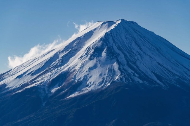 Mt. Fuji-blocking screen installed as response to bad tourist manners to be in place by next week