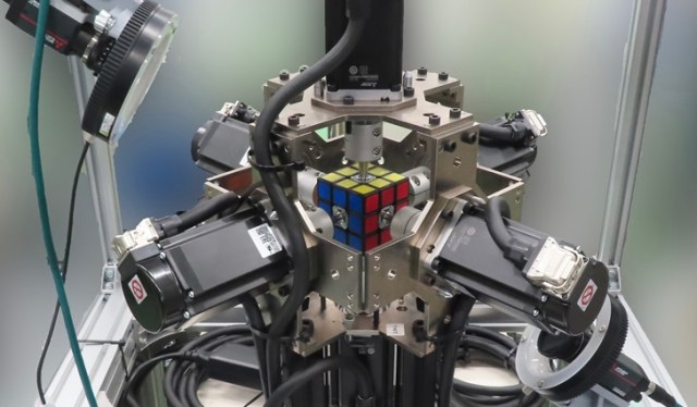 Mitsubishi develops robot that solves Rubik’s Cube-style puzzle in 0.305 seconds【Video】