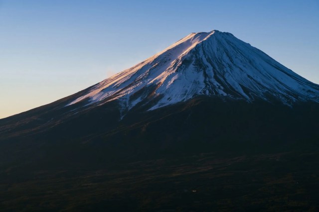 Tourists damage Mt Fuji Lawson blackout screen that was meant to stop bad-mannered visitors