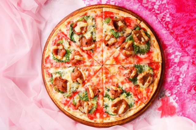 Pizza Hut Japan creates Japanese plum pizza, calls it a “Japanese Margherita”【Photos】
