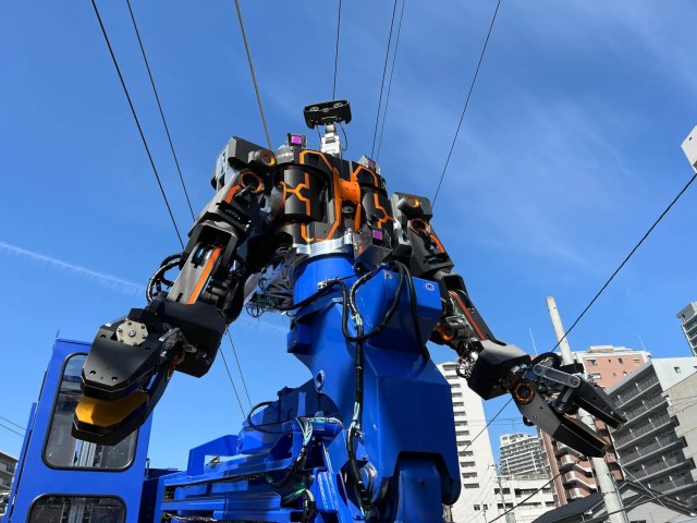 Japan Railways now has giant robots performing maintenance work via VR-goggled operators