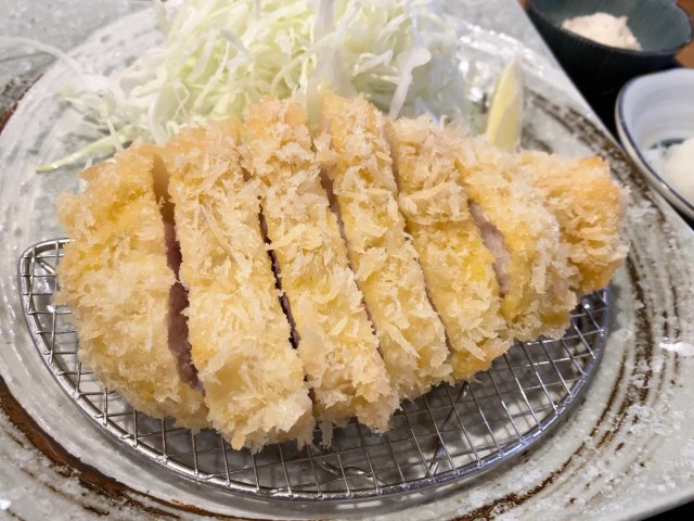 Foreign tourists go crazy for white tonkatsu in Japan