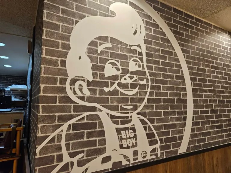 Bob's Big Boy is alive and well, and also a cute robot, in Japan