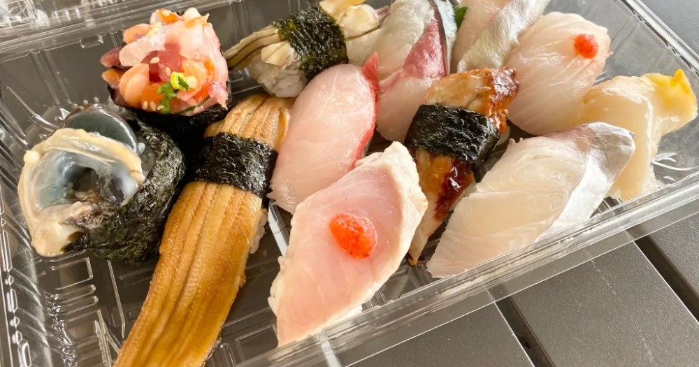 We got 17 pieces of sushi for just over 2,000 yen at this restaurant in Fukuoka