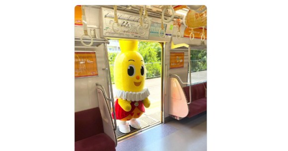 Japanese mascot goes viral for trying to ride a train 【Video】