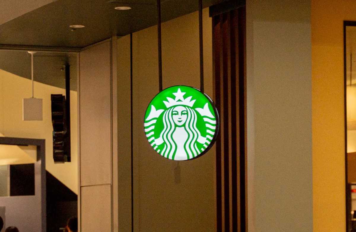 How long does it take to order at all SEVEN Starbucks stores at this huge shopping mall in Japan?