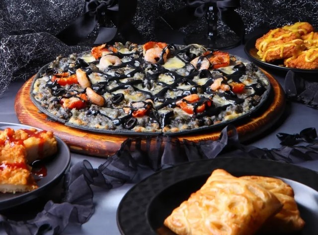 Pizza Hut Japan creates Landmine-type Pizza to celebrate Japan’s dark jirai-kei fashion