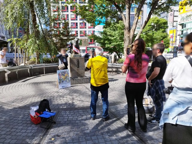 Meet the type Japanese grandpa who takes pictures for vacationers on the Hachiko statue in Shibuya