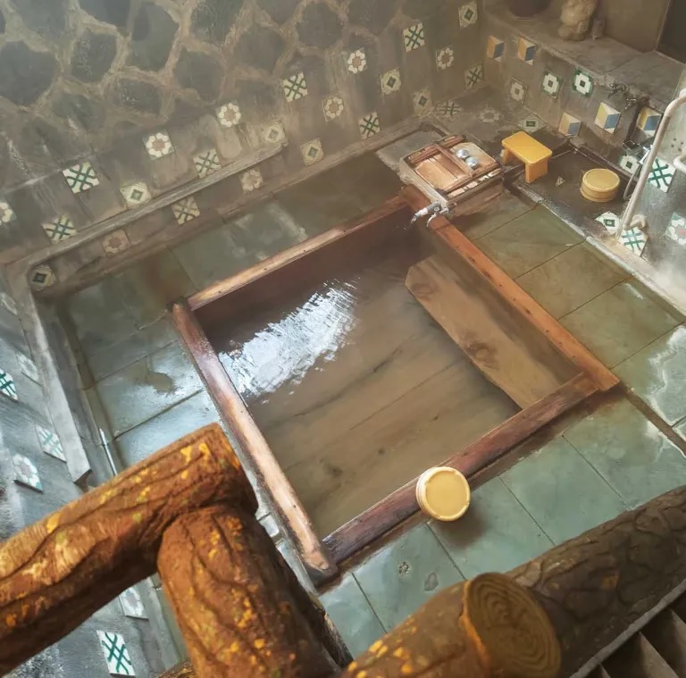 トップス penultimate ONSEN AFTER EARTHQUAKE penultimate ONSEN AFTER EARTHQUAKE Hot spring facility heavily