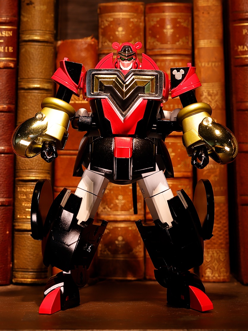 【Mickey】 Mickey Mouse in now a transforming robot created by the designer