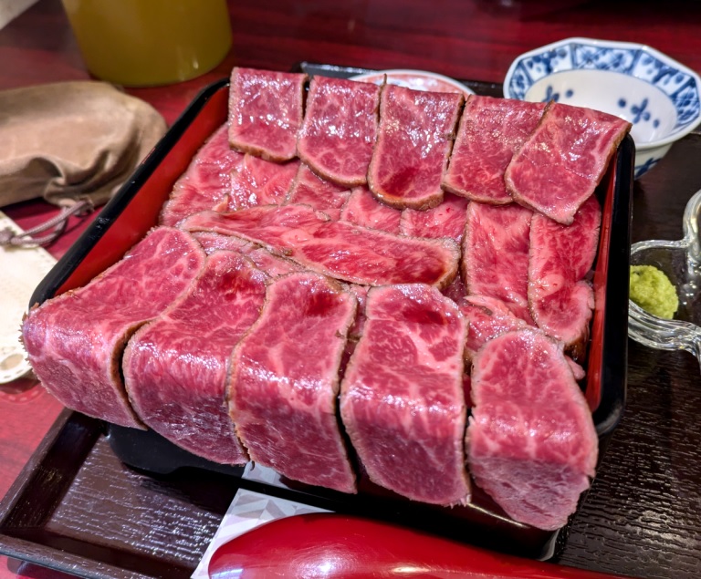 Tokyo restaurant isn’t kidding about the name of its overflowing rare wagyu-ju【Photos】