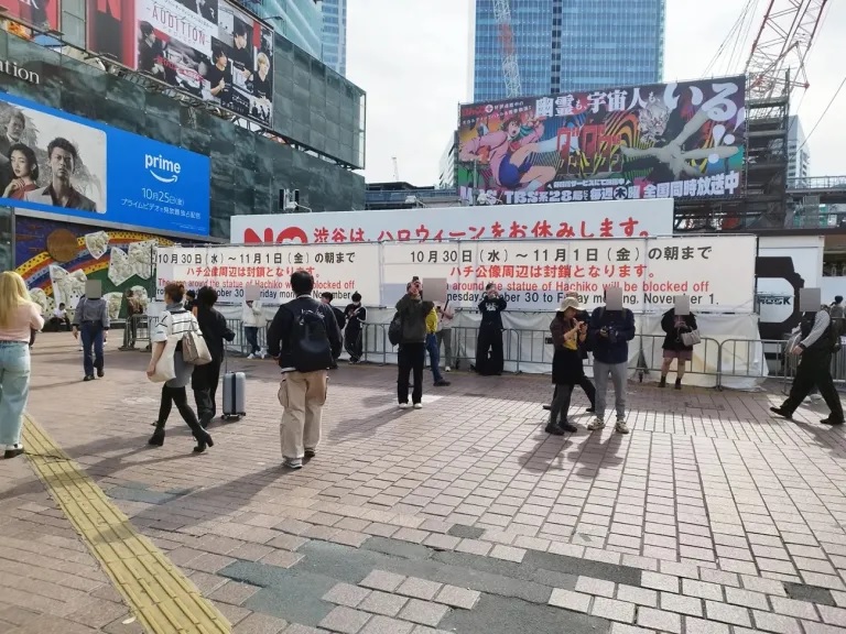 Hachiko statue in Shibuya will be covered for New Year's Eve; pedestrian barricades added.