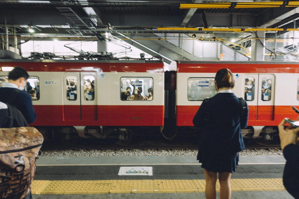 Top 10 annoying behaviors of foreign tourists on Japanese trains, as identified in a survey.