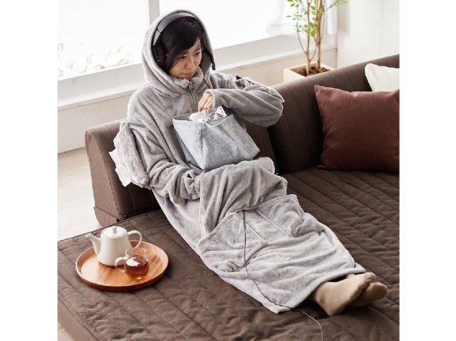 Japan’s Gaming Wearable Blanket with built-in snack pouch: The ultimate lazy luxury outfit【Pics】