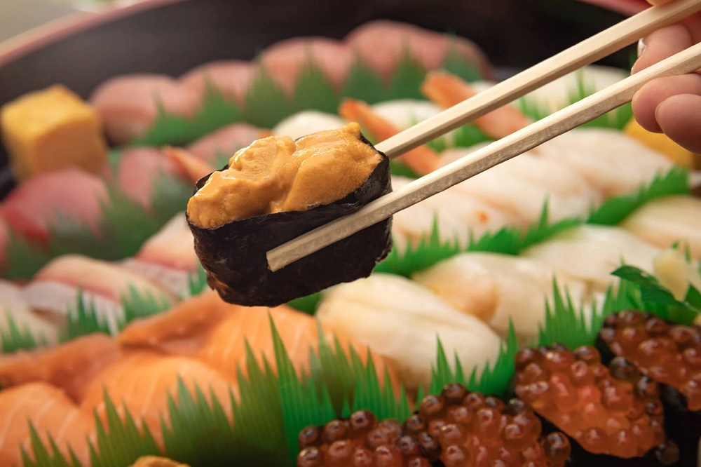 71-year-old Japanese man robbed 63 houses, wanted to "look cool," treated strangers to sushi.