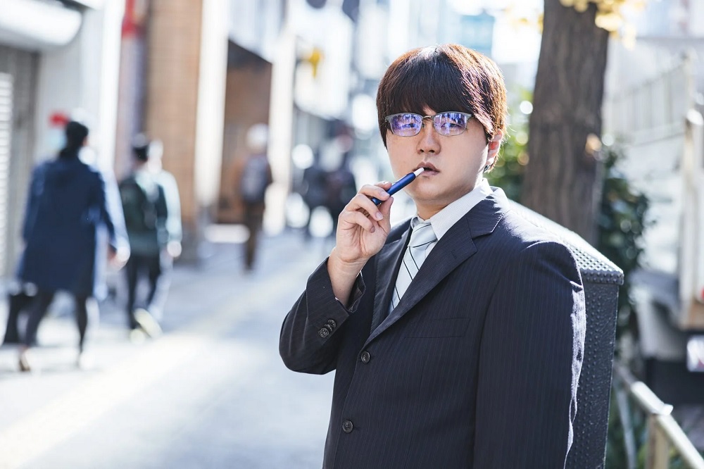 Osaka bans street smoking, fines for violators; includes vaping.