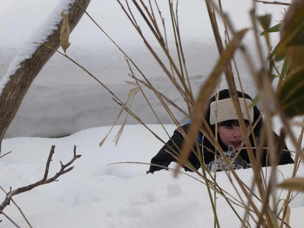 Snow-covered mountain in Japan hosts hide-and-seek game for 100 players.