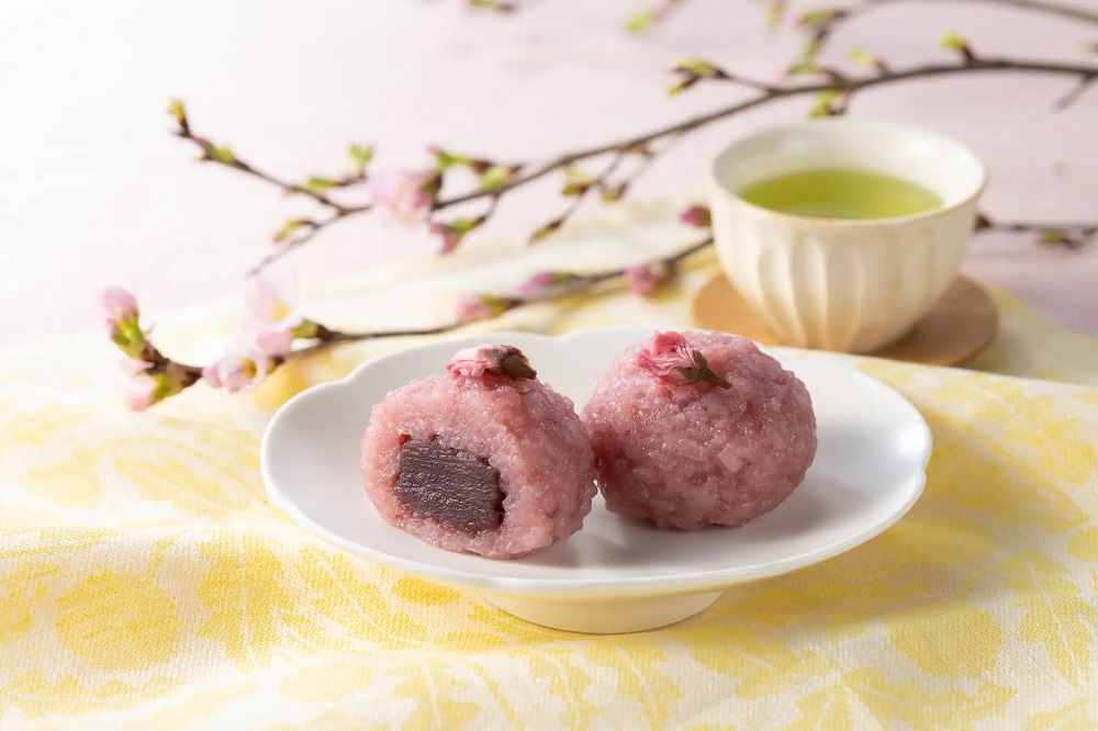 7-Eleven Japan's sakura sweets show cherry blossom beauty can be