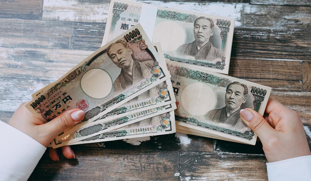 Foreign-born convenience store manager in Japan saves elderly customer from being scammed