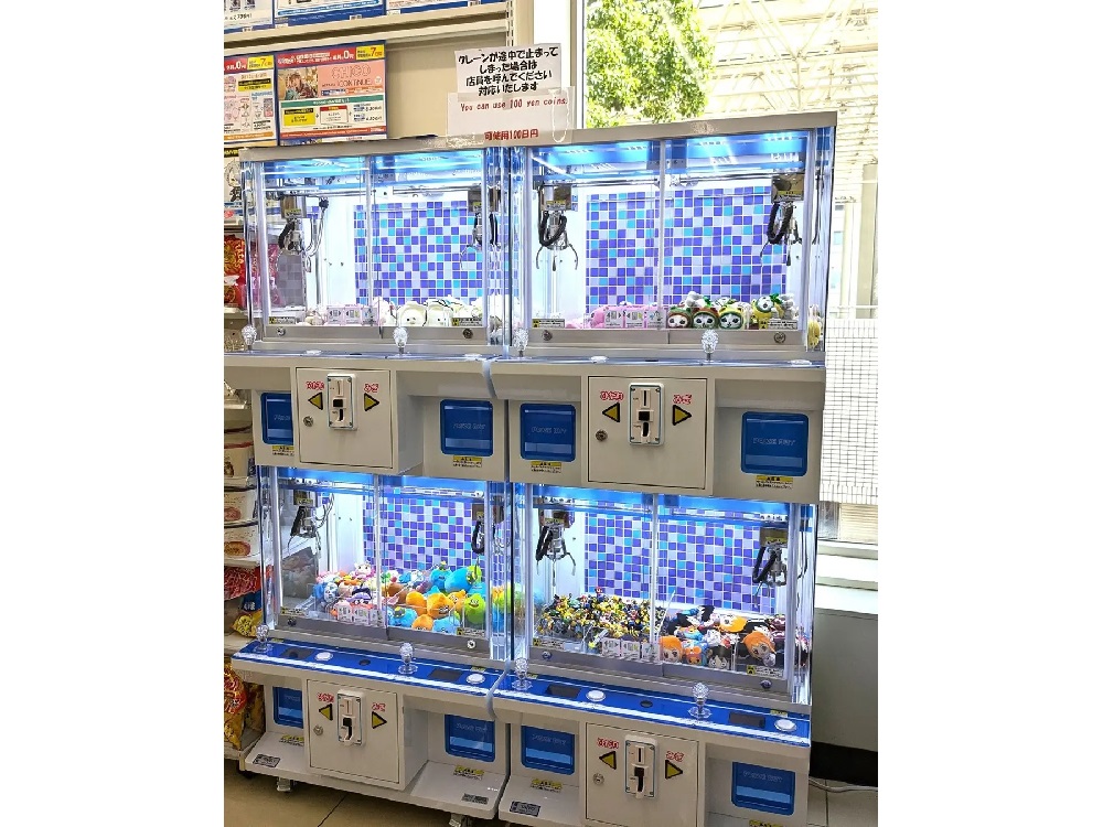 Crane games in Japanese convenience stores getting more and more popular, especially with tourists