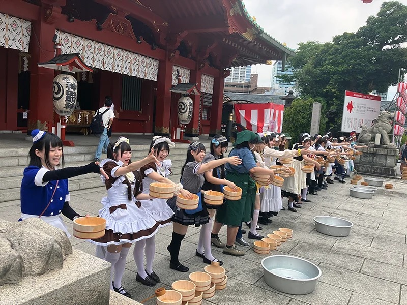 Akihabara maids gather to splash water at Tokyo shrine in annual uchimizu event【Photos】