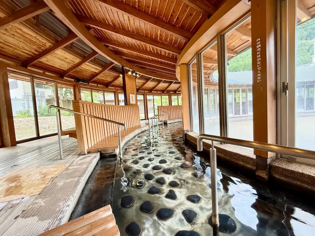 One of the longest footbaths in Japan makes for an unforgettable hot spring experience【Photos】