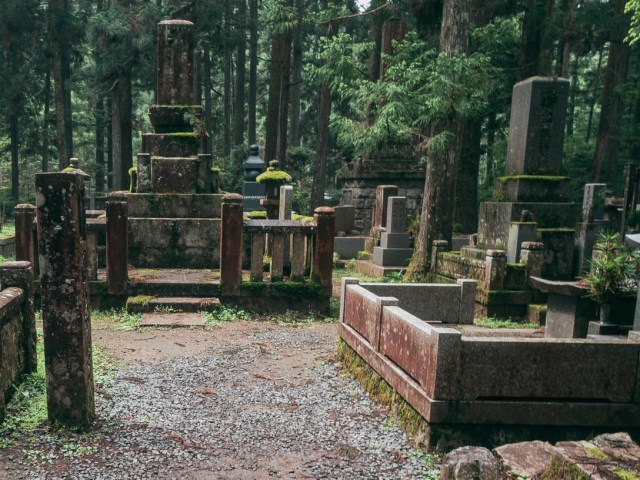 Foreign tourist steals offering and chugs booze in Japanese cemetery, sparking police investigation Foreign tourist steals offering and chugs booze in Japanese cemetery, sparking police investigation