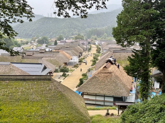 Why do tourists eat noodles with a green onion instead of chopsticks in this Edo town?