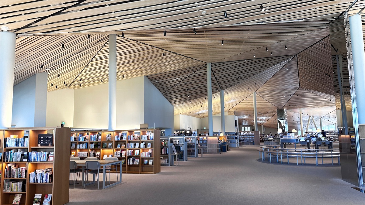 Instagrammable library in Japan shelters the local community with