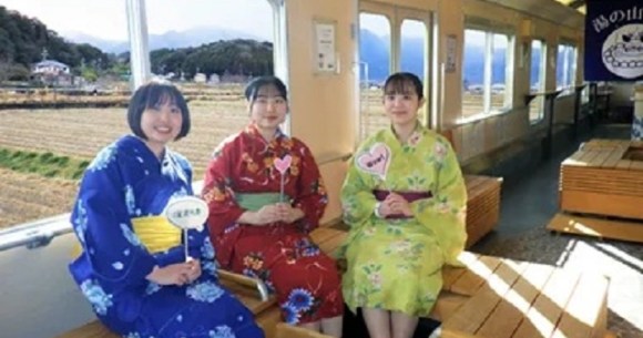 This is possibly the coziest train in all Japan thanks to onboard hot spring footbaths【Pics】