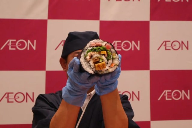 Start saving room now – Japanese grocery store’s biggest sushi roll yet is coming for Setsubun Start saving room now – Japanese grocery store’s biggest sushi roll yet is coming for Setsubun