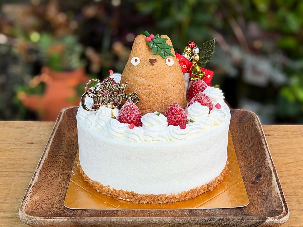 A whole slew of Totoro Christmas cakes are on their way to make