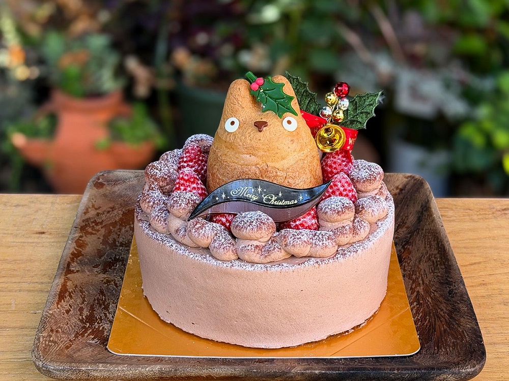 A whole slew of Totoro Christmas cakes are on their way to make