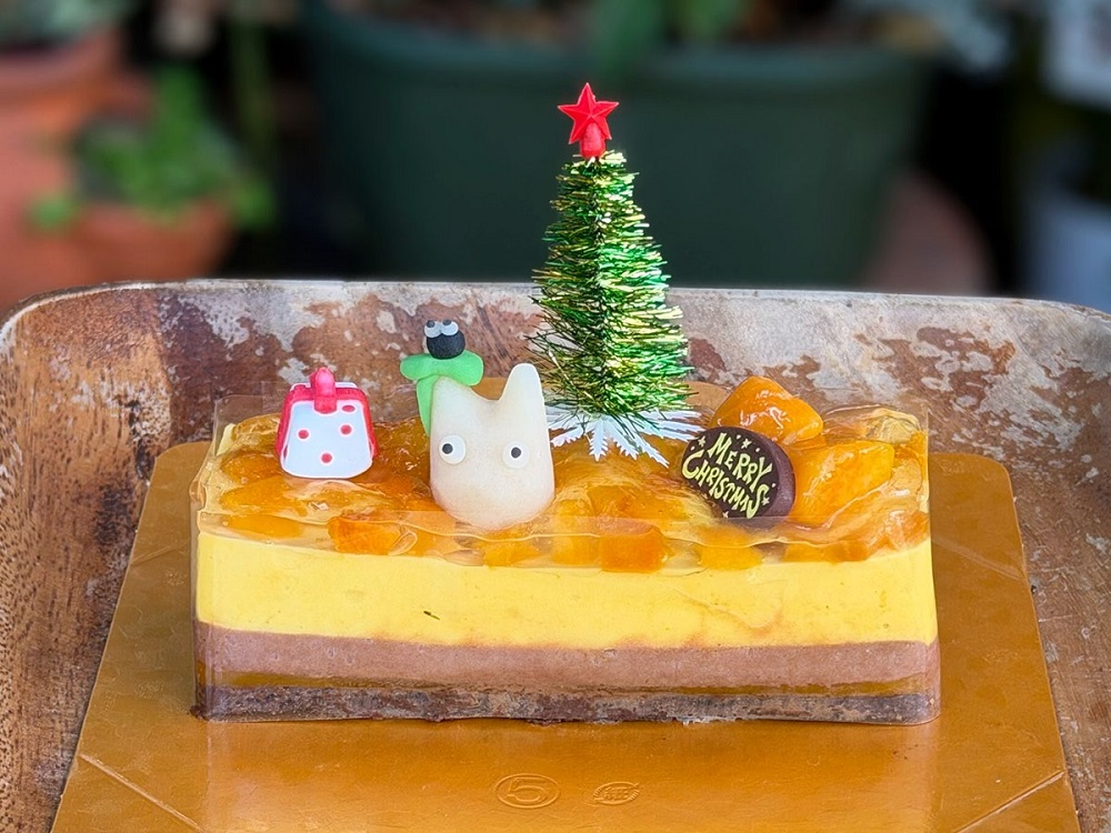 A whole slew of Totoro Christmas cakes are on their way to make