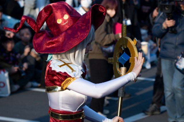 Top Japanese cosplayer Enako returns to Comiket after 6 years, creates mayhem with admirers