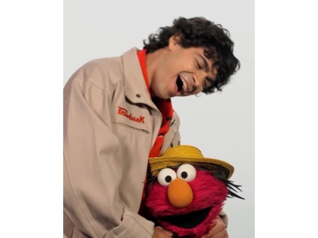 Live-action One Piece’s Luffy teaches Sesame Street’s Elmo a Japanese word for friendship[Video]