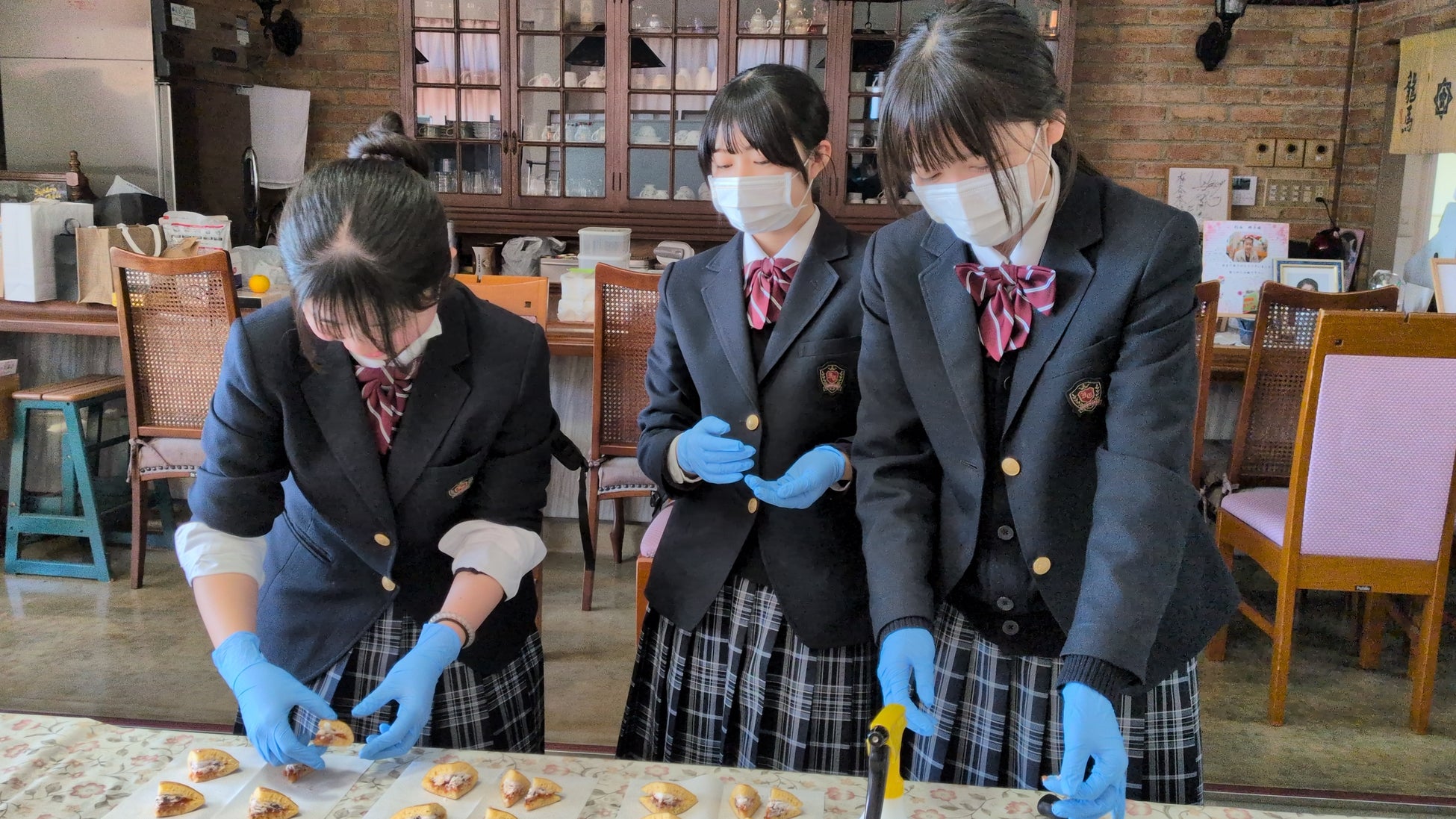 Nagasaki high school students collab with sweets veteran to release carrot nama dorayaki
