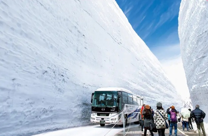 Japan's awesomely beautiful Alpen Route snow corridor is now open