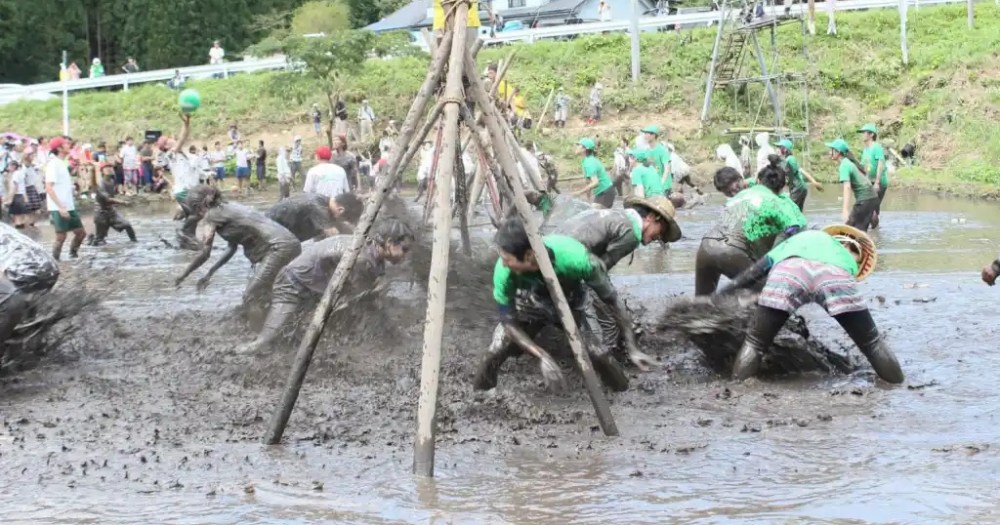 Holy Fungus Mud Volleyball is Japan’s most filthily beautifying bacteria event of the summer!