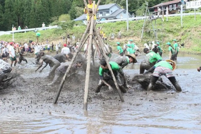 Holy Fungus Mud Volleyball is Japan’s most filthily beautifying bacteria event of the summer!