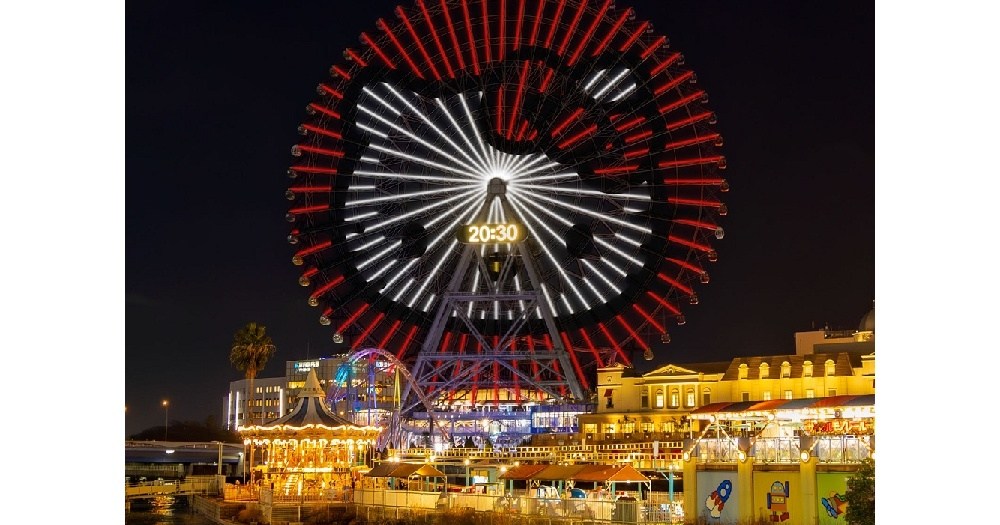 100-meter tall Hello Kitty artwork appearing on Japanese Ferris wheel, jumbo Pompompurin nearby