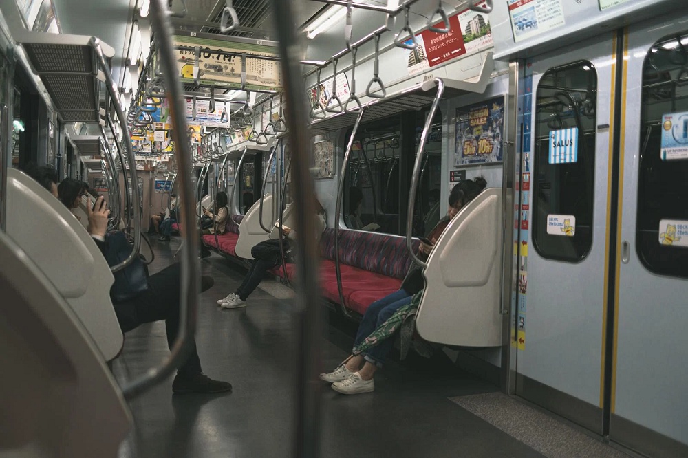 Blind Tokyo commuter explains the easiest place for him to stand while riding the train